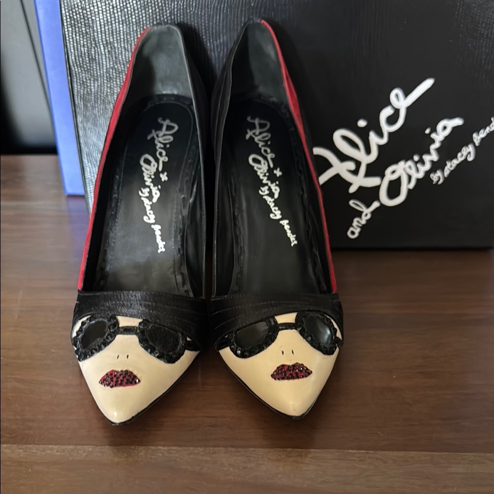Alice + Olivia Black and Cream Face Detail Heels